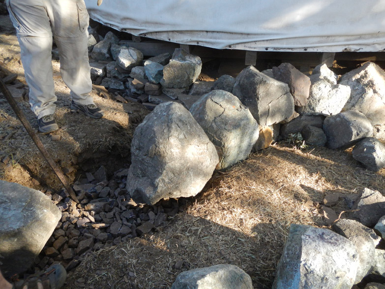 Step 3 - placing large base stones, the foundation of foundation